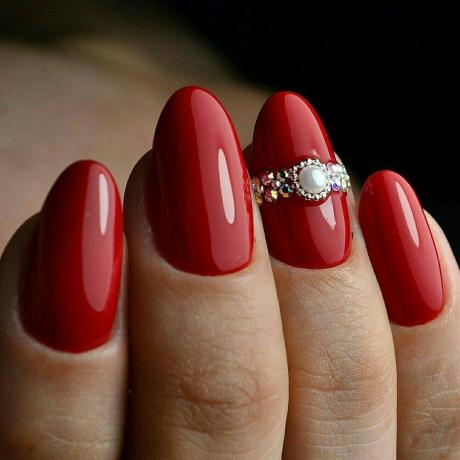 Червен лак, украсени с кристали във формата на пръстен - печеливша за празника.