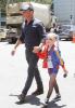 Не като всички останали: синът на холивудската актриса Наоми Уотс ходи в рокли