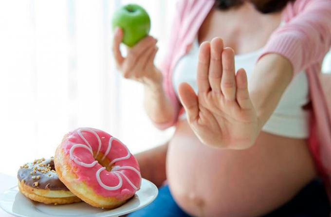 Бързо хранене и алкохол - не всички продукти, на които е да се даде време на бременност (снимка източник: shutterstosk.com)