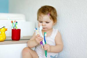 Избор на четка за зъби и паста за дете: съвет от зъболекар
