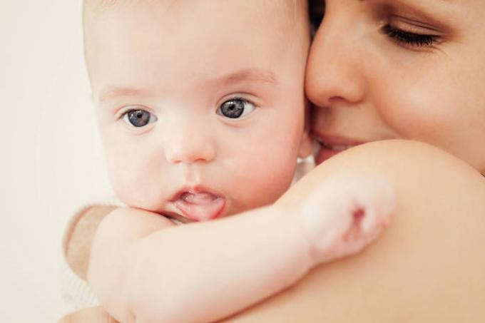 Регургитации на бебето: как да се направи разграничение нормално от проблема