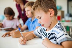 Как да поправим лошия почерк при дете: съвети за родителите