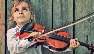 Как да се научи да свири на музикален инструмент влияе върху развитието на мисленето при деца