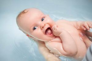 Как да се къпе новородено: всяка майка трябва да знае