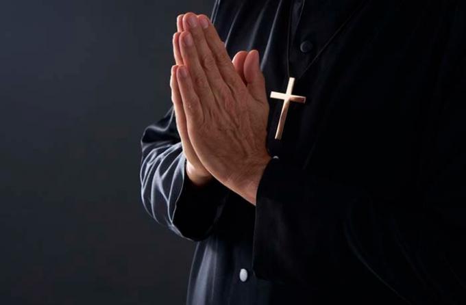 Демоните не подхождат за молитва, изповед и причастие (източник снимка: shutterstock.com)