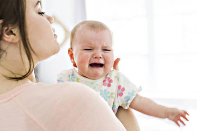 Защо бебето плаче в продължение на часове всяка вечер?