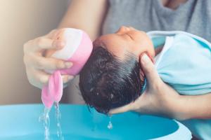 Как да къпете новородено: можете ли да познавате кожа майка
