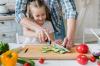 Малък помощник: как да научим дете да се гърчи небрежно с кухненски нож