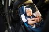 Как правилно да закопчаете дете в автомобилна седалка