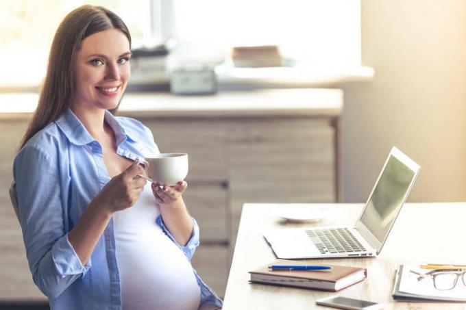 Защо учените забраниха на бременните жени да пият чай и кафе?