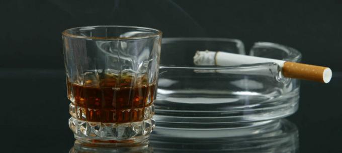 Алкохолът и цигарите - алкохол и тютюнопушенето