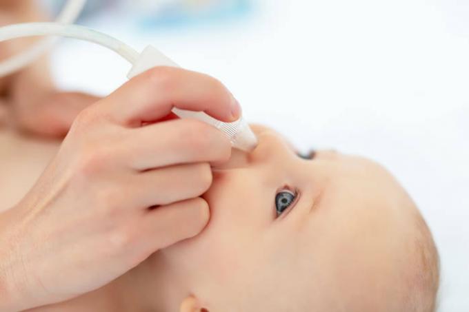 Възможно ли е да се капе кърма в носа на бебето: д-р Комаровски отговаря