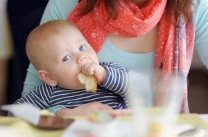 Как да въведете хляба в детската диета: хранене правила