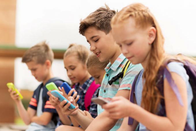 Дете иска iPhone - какво да прави: 10 плюсове и минуси
