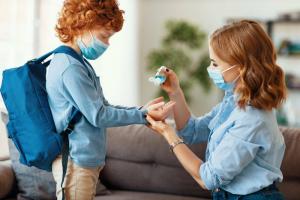 Мама се разболя: как да предпазим детето