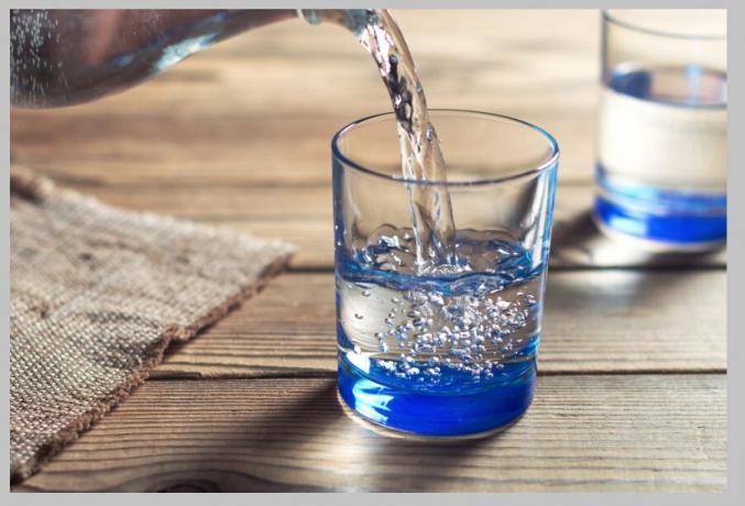 Много лекари казват, че в деня, в който трябва да се пият 1,5 литра вода. Въпреки това, всеки човек е различен. Това зависи от телесното тегло, физическата активност през деня, на стайна температура и други фактори. Опитайте се да се чувствам тялото си, за предотвратяване на жажда и обезводняване.