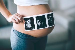 10 често срещани митове за бременност и раждане, в която много смятат,