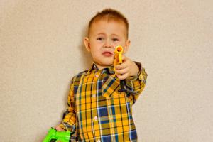 Дали да се купуват оръжия играчки за деца: вреда или полза за ума на детето
