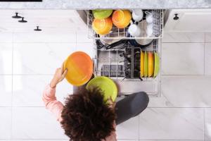 Как правилно да миете чинии в съдомиялната машина